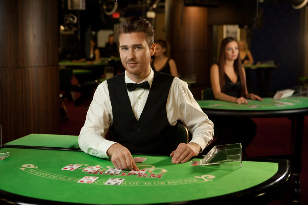 Tampilan meja kasino live dengan dealer di PROSLOT